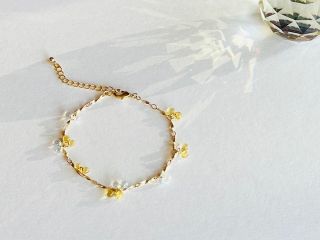 例1)チェーン:ゴールド色、ドロップビーズ:ゴールド+透明 ドロップビーズを等間隔で2個、4個と付けてた作品です