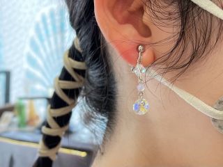 お客様の作品♪シルバー色のイヤリングに、全てスワロフスキーを繋げました。スワロフスキーも色々なタイプ(形)を揃えております。
