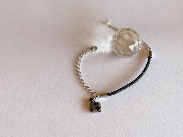 例1)革ひもは黒、金具はシルバー(チャームはダルメシアンジャスパー、オニキス)