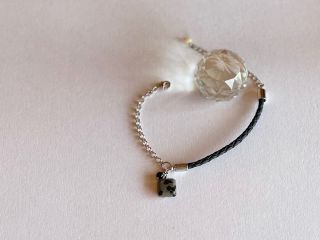 例1)革ひもは黒、金具はシルバー(チャームはダルメシアンジャスパー、オニキス)