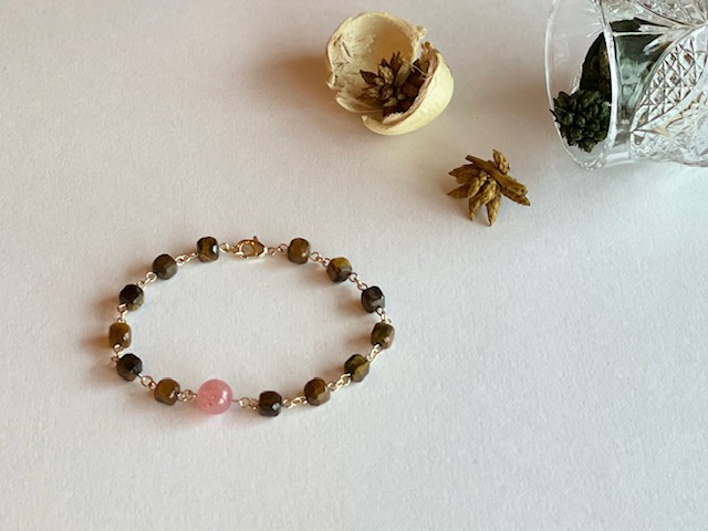 タイガーアイの5mmスクエア型をメインに1粒ストロベリークォーツを入れたゴールドカラーのブレスレット(大人可愛いカラー)