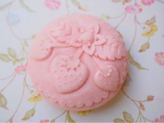 ソープカービング体験では、いちご模様のレリーフをおつくりいただきます。