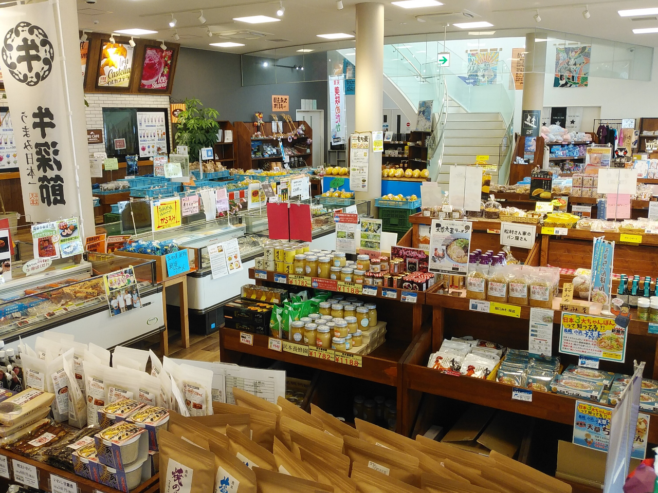 YR[i[FVs̖YiEyYwł镨̃R[i[B