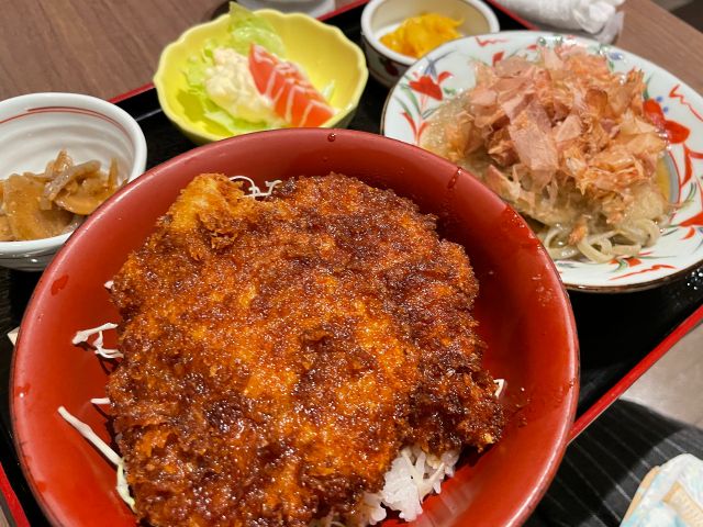 【越前そば 見吉屋】おすすめ定食A(ミニソースかつ丼+ミニそば+小鉢)1,050円(税込)ミニですが、お肉厚めのジューシーソースカツが2枚入ってます!おすすめ!