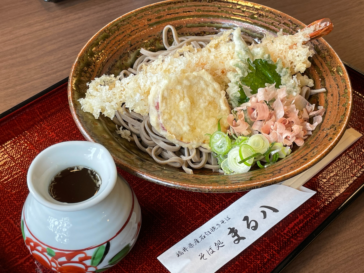 【そば処 まる八】海老天入おろしそば 950 円 蕎麦の量が多くて男性でも満足いただける量です。また、海老だけでなく、サツマイモや、青紫蘇の天ぷらも楽しめます。