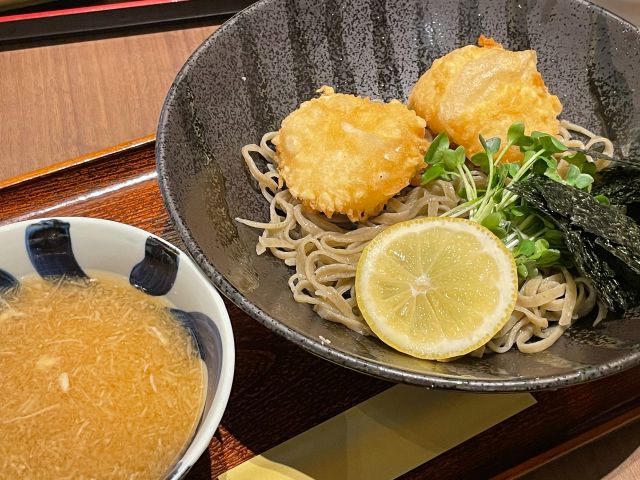 【見吉屋】隠れた大人気の「おろしもちそば」熱々のお持ちと冷たいお蕎麦が絶品です。男性にファンが多いです