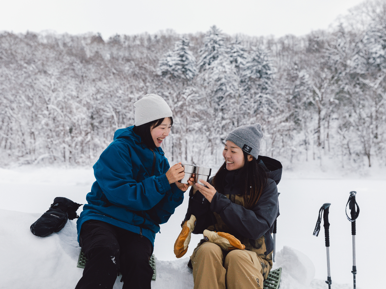 【北海道・ニセコ】冬の大自然をわくわく探検スノーシュー体験!白銀の世界を歩いてみ...