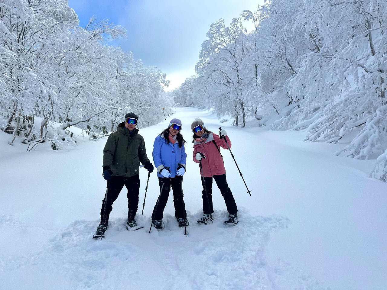【洞爺・壮瞥】空と雪景色が出会う、天空のオロフレスノーシュー体験!小学生から参加...