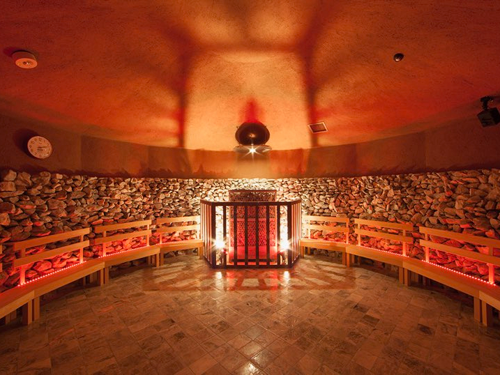 翡翠熱波房/天然翡翠石から放出される遠赤外線により新陳代謝機能の増加等が期待されます。毎日4回ロウリュウサービスも開催しております。