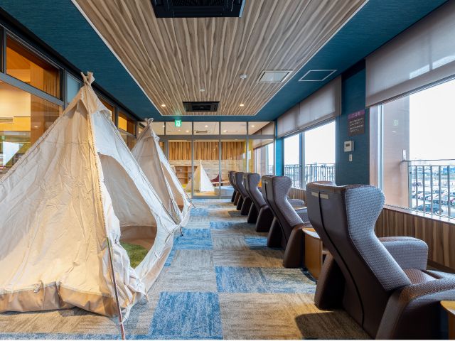 テラス席/テレビ付きリクライニングチェアでゆっくりくつろげるスペースとなります。