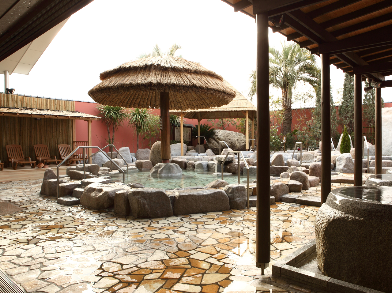 女性露天風呂/南国をイメージした明るい雰囲気の露天風呂です。