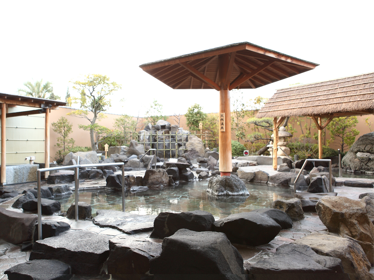 男性露天風呂/どこか懐かしい和風露天風呂です。