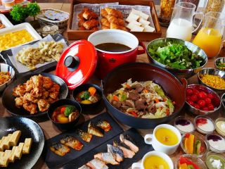 2階レストランにて種類豊富な和洋ビュッフェを毎朝ご用意。 ジンギスカンやスープカレーなどのご当地グルメや、ドリンクバーもご利用いただけます。