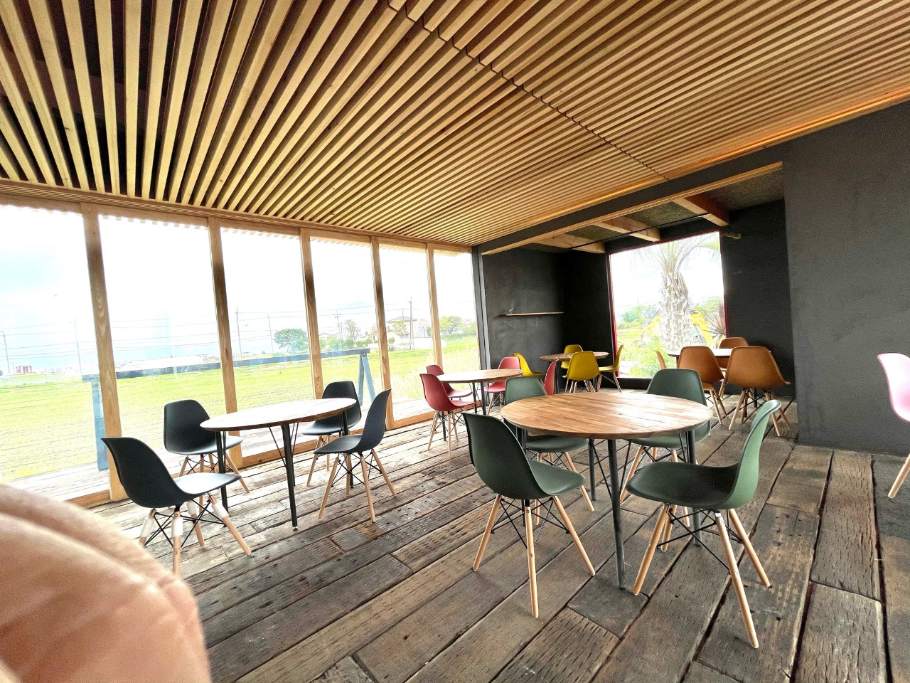 �X���̃J�t�F�̗l�q�ł���