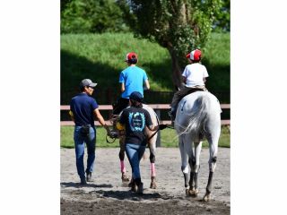 スタッフが一緒に歩き、初めてでもしっかりサポート。 希望があれば小さなお子様はスタッフ2名〜3名(前と横)が一緒に歩きます♪2歳で体験された方も!