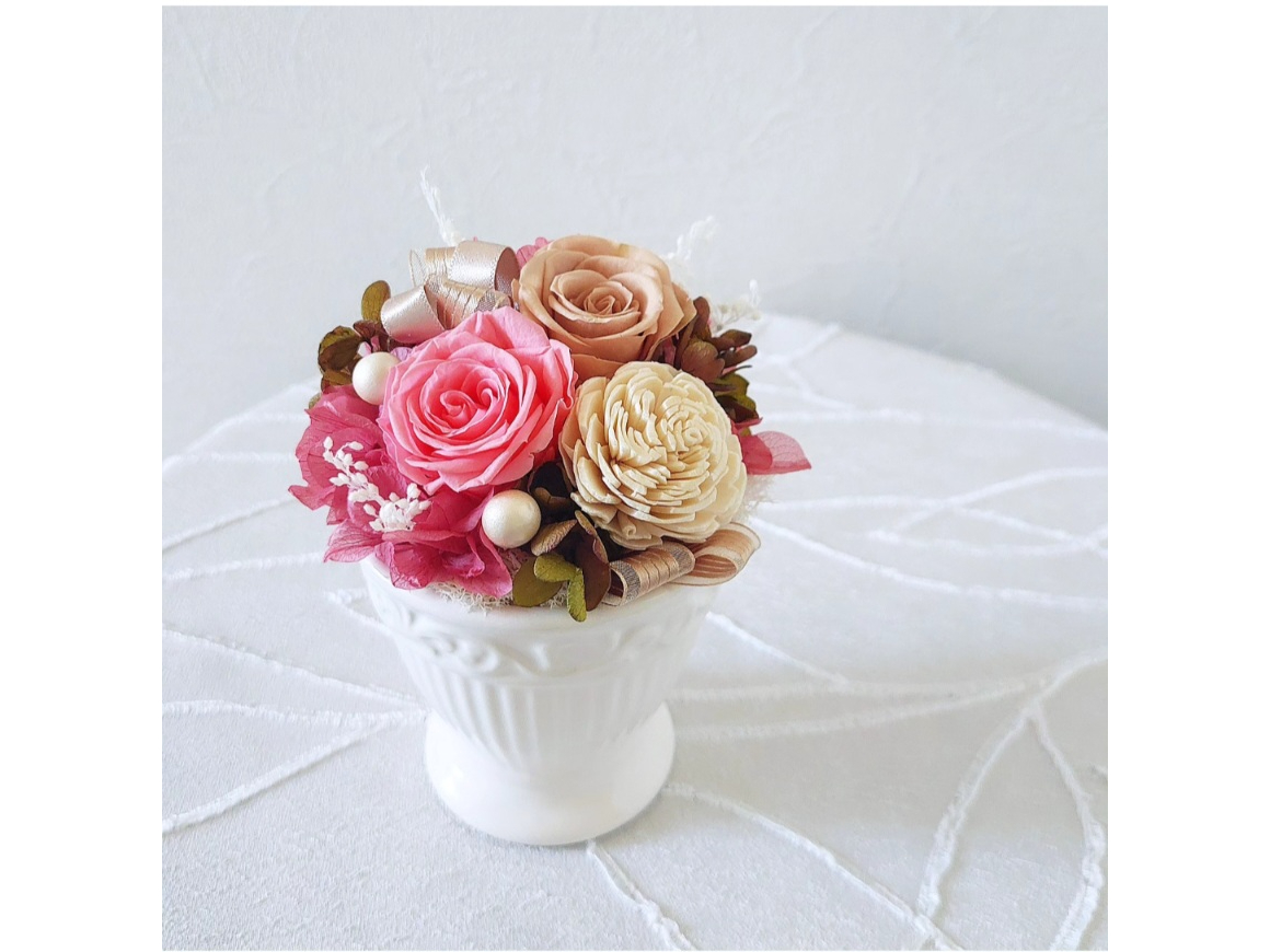 ホワイトのクレイ素材の器を使用したプリザーブドフラワー器のアレンジです。使用する花材はお写真の通り指定となります。お花のお色はお選びいただけます。