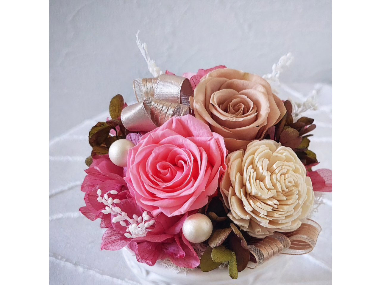 ホワイトのクレイ素材の器を使用したプリザーブドフラワー器のアレンジです。お花のお色はお選びいただけます。サイズ(8Φ×高さ7.5p)