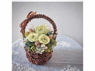 程よいサイズ感のナチュラルバスケットアレンジです。使用する花材はお写真の通り指定となりまが、お花のお色はお選びいただけます。