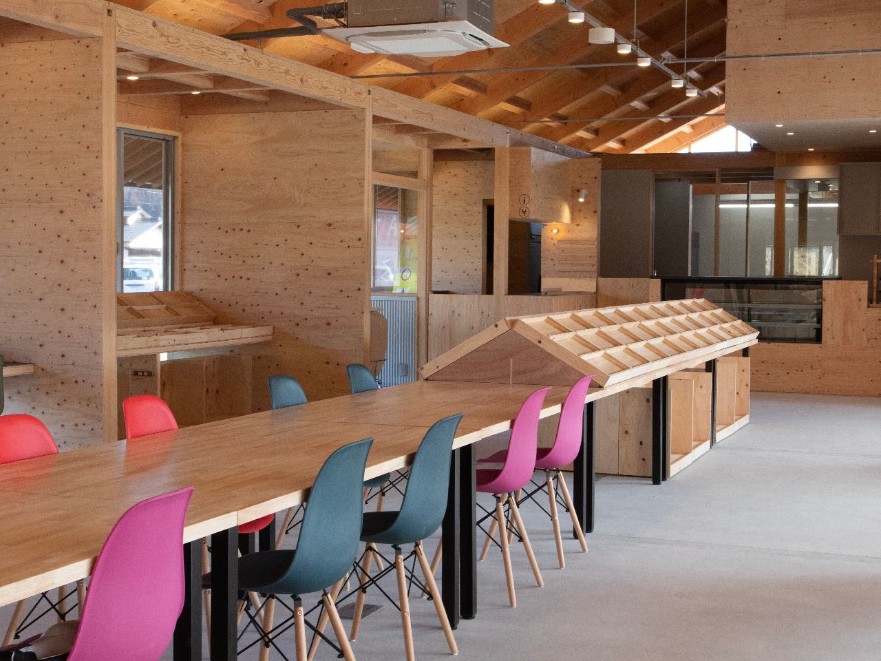 Z^[nEXɂ̓JtFEimitocafe&Marketj𕹐݂AA肢AIVȃXC[chNpӂĂ܂ieCNAEgj