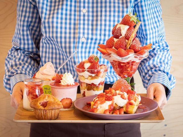 センターハウスにはカフェ・直売所(mitocafe&Market)を併設し、お持ち帰りいちごや、オシャレなスイーツやドリンクをご用意しています(テイクアウト可)