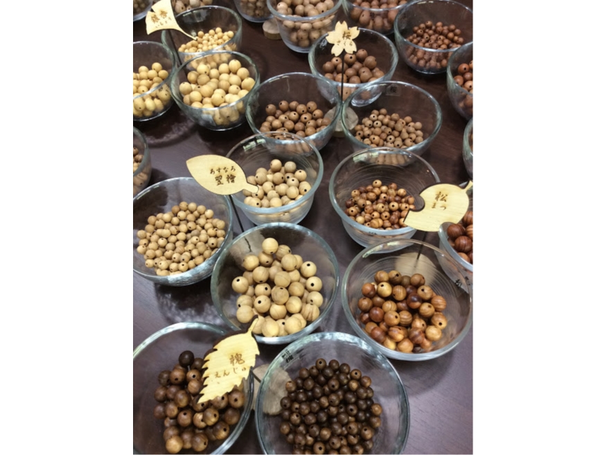 様々な材木のビーズもございます♪