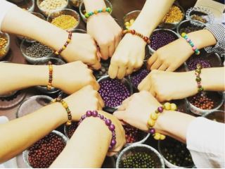 手作りブレスレットは色とりどりなので、自分だけのオリジナルカラーにできます♪