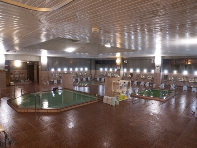 女湯・大浴(42度)、小浴(38度)、ジェット浴(40度)、冷水2槽(24度・15度)