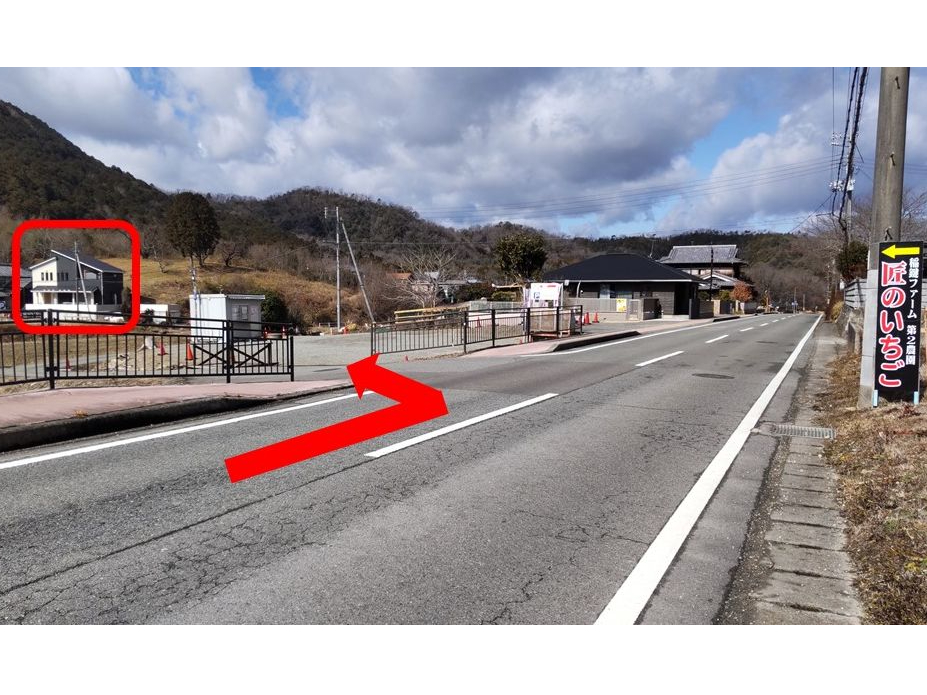 h̉ƁhڈłBԏ͂̉Ƃ̑OɂpӂĂ܂Bʂ̂̒ԏƗאڂĂ܂̂ŐiHԈȂ悤ӂB