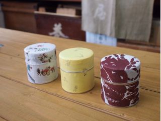 10種の中からお好きな和紙を選んでお茶缶を作成します