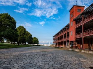 みなとみらいの赤レンガ倉庫。遠くにベイブリッジが写っています。