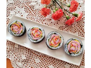 1時間程度で華やかなバラのデコ巻きずしが完成します。