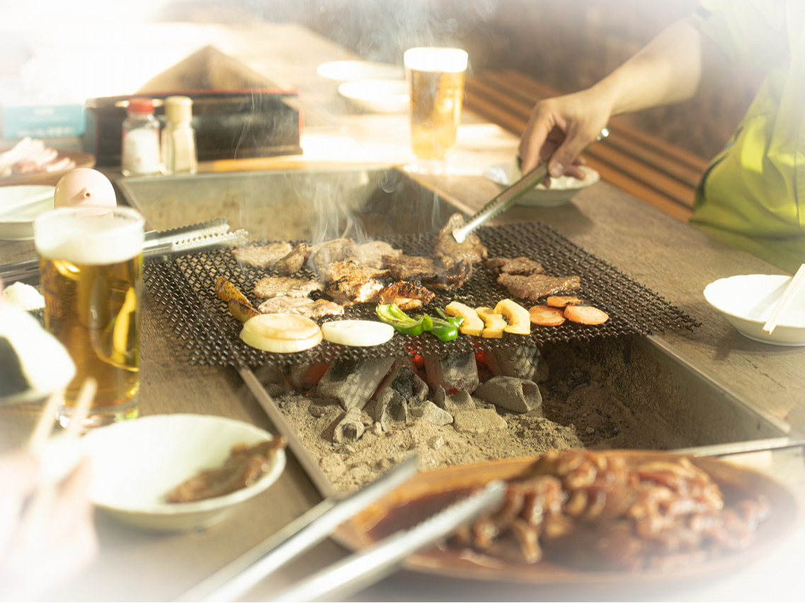 【札幌】スノーモビルツアー60分&雪中山小屋炭火焼BBQ60分食べ放題(送迎有)