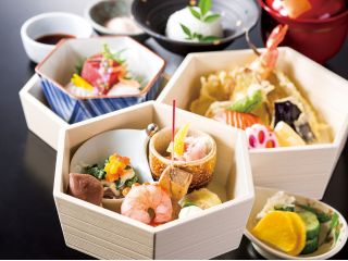簾 御膳 4,300円(小鉢、八寸盛り、お造り、焼魚、天ぷら、御飯、汁物、香の物、水菓子、コーヒーまたは紅茶)