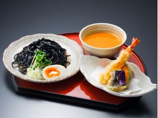 竹炭うどん・タイ風イエローカレーつけ汁・天ぷら・アイスクリーム・コーヒー又は紅茶が付きます。