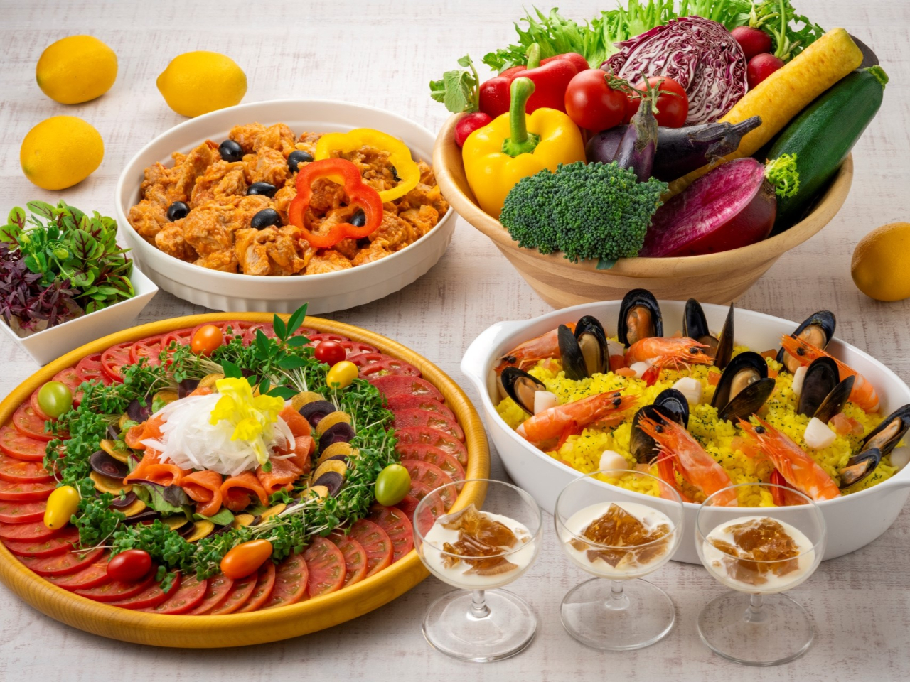 �ق��ɂ��A�p�X�^�Ȃǂ̌y�H�ƃR�[�q�[�E�g�����܂ގ��R�ɑI�ׂ�\�t�g�h�����N�����p�ӁB���Ă̋x���ɁA�{�𖡂키�ЂƂƂ���