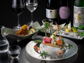初夏の食材を使用した「初夏の旬彩会席」。 料理一品一品に寄り添う、栃木県が誇る日本酒とワインのペアリングとともにお愉しみください。