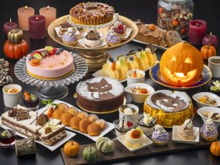 ハロウィンの世界感を楽しむ、スイーツ&軽食ビュッフェを開催。お子様から大人まで満足の秋デザートパラダイスをお届けいたします。