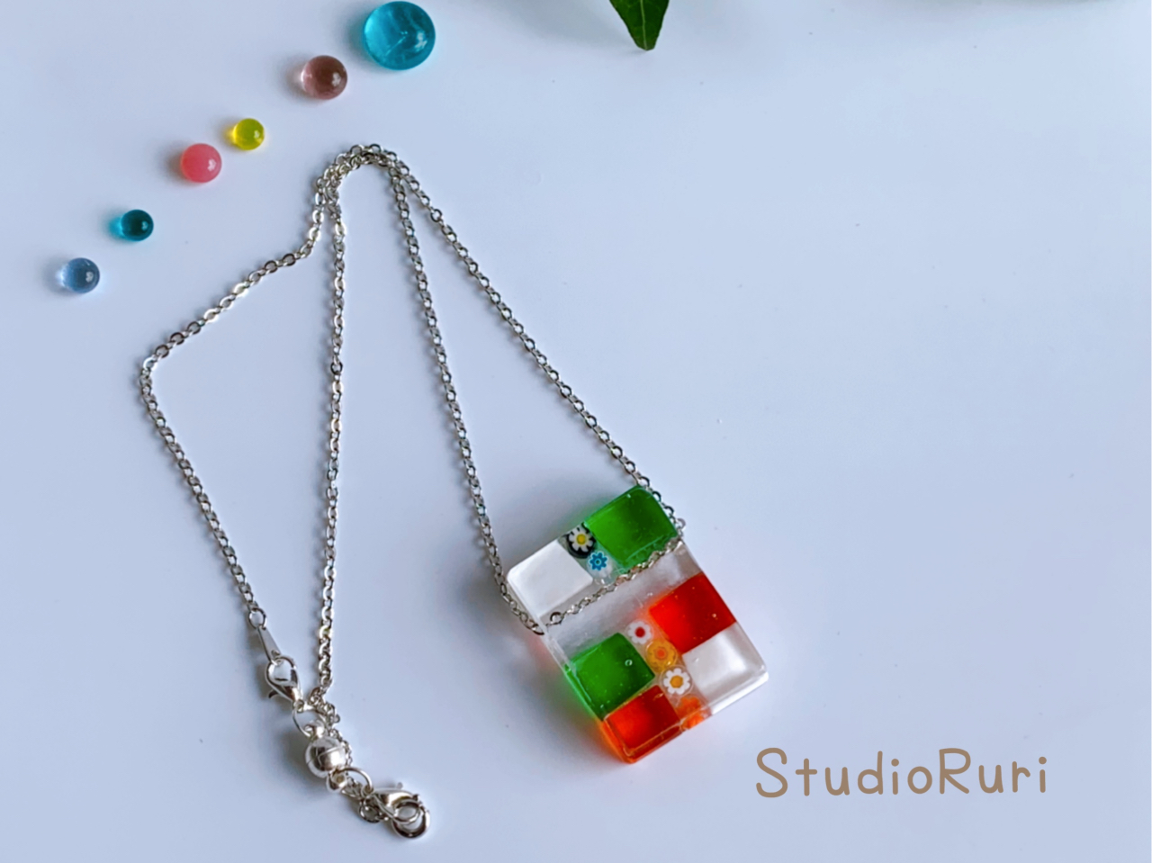 3cm×2.5cmのサイズの重量感あるアクセサリーです♪ガラスが3層に仕上がっております♪