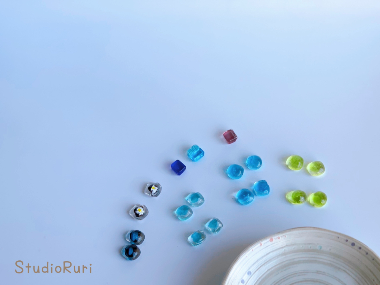 1cm�p�̏����ȃN���A�K���X�̒��ɂ��낢�닲��Ńs���s�A�X�����܂����`(^^��