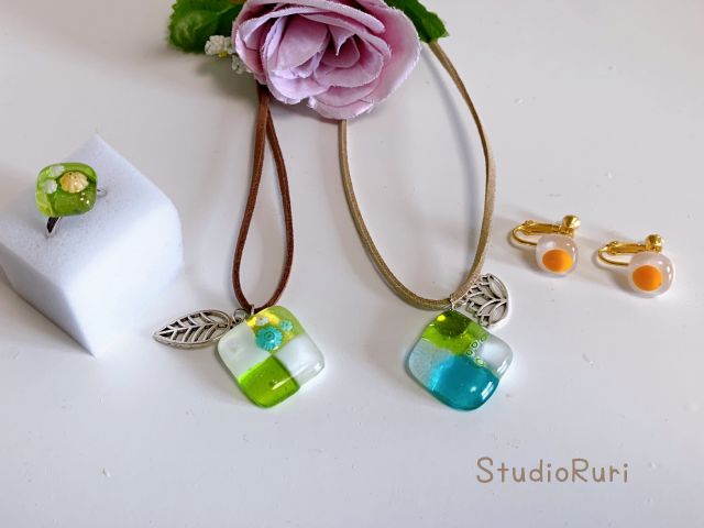 お客様がデザインしたネックレス、指輪、イヤリングです〜ネックレスは爽やかなブルーグリーン系で仕上げ。イヤリングは目玉焼き風で美味しそう♪