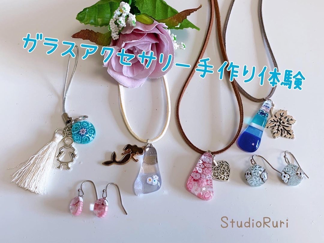 お一人様2点、ネックレスと選べる1個が作れます♪こちらの作品もお客様3名様とワイワイしながら完成しましたよ〜(^-^)