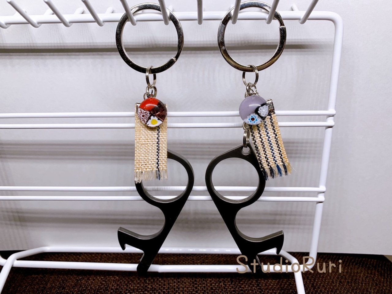 ノータッチフックは感染症対策商品!スマホ操作やEV・ATMのボタンを手で押さないので便利なアイテムですよ♪