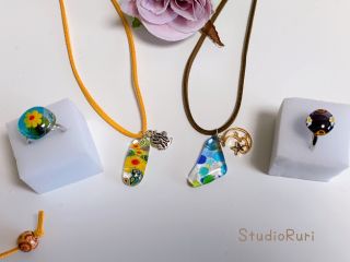 こちらの写真は、対面工房でのお客様の作品となります♪オンラインでもネックレス、ストラップ、ヘアゴムなどなどをデザインして作りますよ〜(^-^)♪
