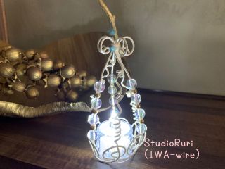 ホワイトカラーのワイヤーとガラス玉のようなビーズがお洒落なプチツリー♪