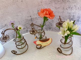 クラフトワイヤーで作る小さな一輪挿し。ゆらゆらガラスパーツが可愛い♪