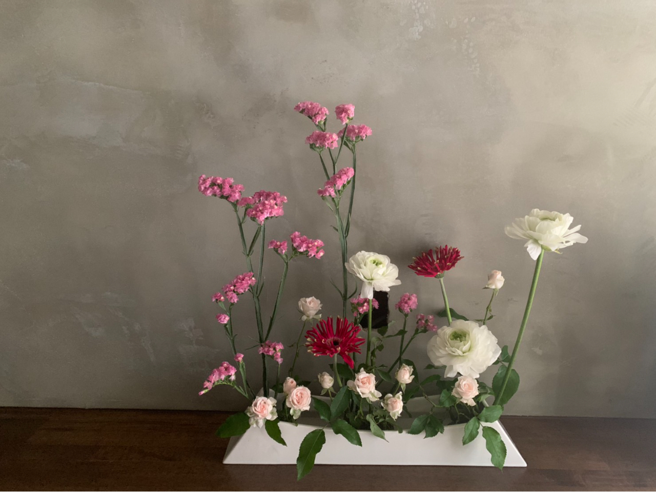 こちらは入門後の生け形となります。体験では習えませんのでご了承ください。