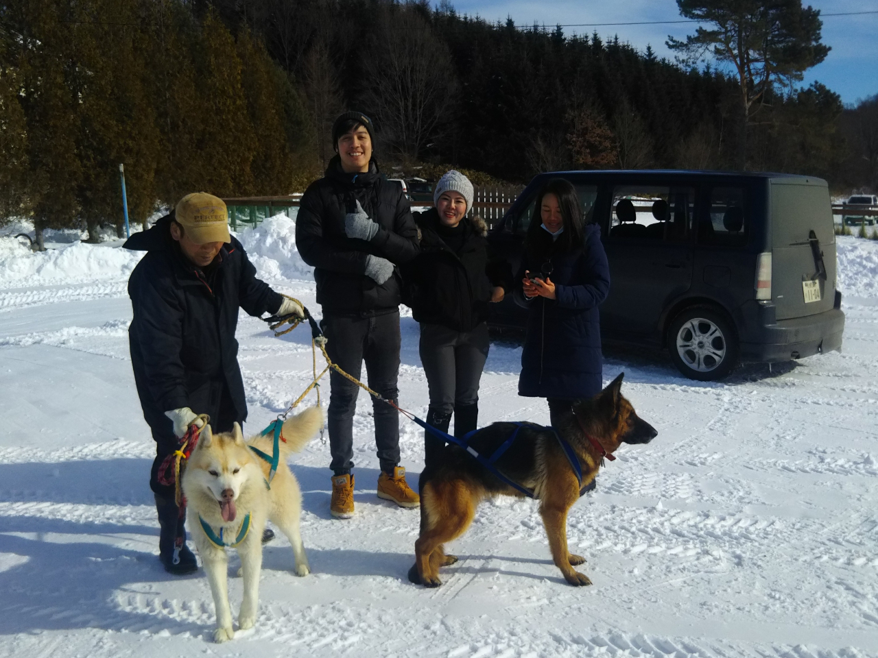 ������͎��̖h�~�̂��߁@�擱�Ԃ����S�m�F�ƃg���u���Ώ��ׂ̈ɞ��̑O�𑖂��Ă��܂��B���͑��̐l�����ŉ����ƎB�e��擱�Ԃ��炵�Ă��܂��̂Ŋ��������̂����S�ł��B