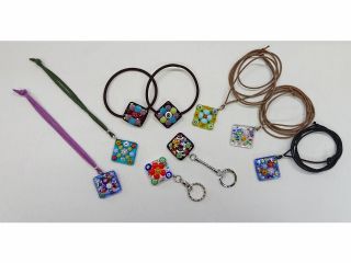 板ガラスにお好みのガラスパーツをのせて、お好きなアクセサリーが出来上がります。