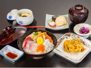 8種の海鮮丼と由比産桜えびかき揚げ(イメージ)