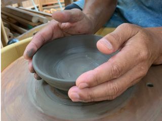 雨の日のアクティビティー!やちむん体験〜シーサー色付け・沖縄伝統料理〜南部観光にお勧めです!